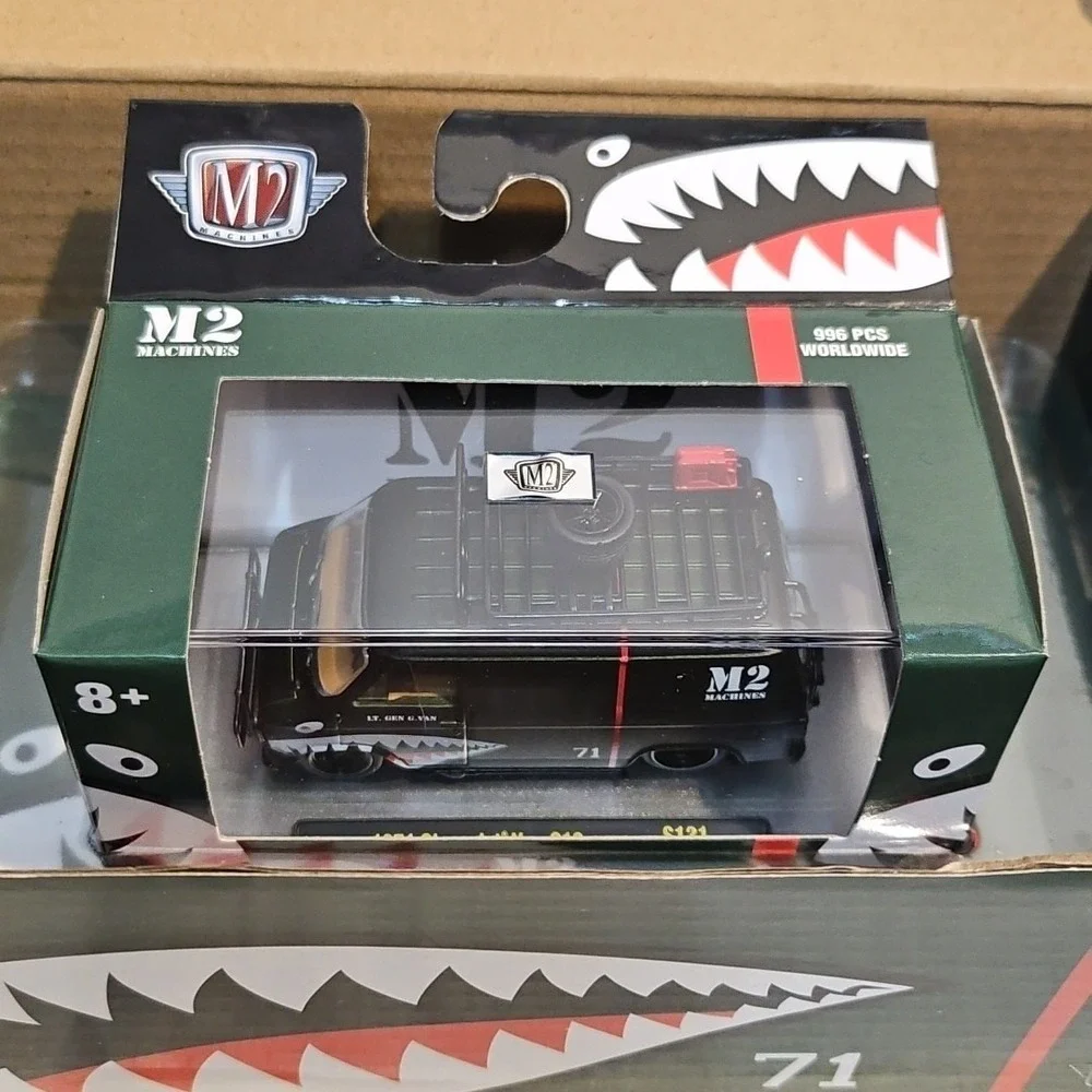 M2 Machines 1971 Chevrolet G10 Van Auto Club Box 16, 1/996